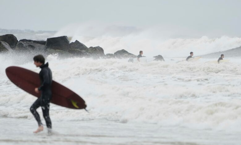 Strong wind, cracking flows while hurricane continues to the sea