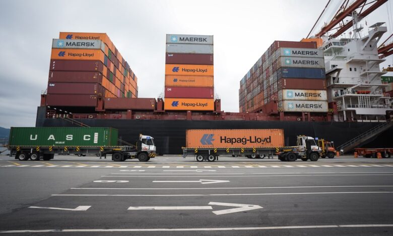 Rates that affect GDP, Ottawa tries to talk about trade with the US and Canada Post reports the biggest quarterly loss ever: must-read business stories
